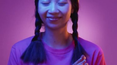 Alkışlayan kadın. Tezahürat başarısı. Heyecanlı hippi kadın örgüleri evet diyor aktif anlaşma olumlu cevap siber mor pembe neon ışık gradyanı.