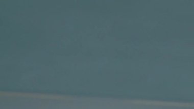 Önemsiz bir yemek. Fast food. Kızarmış patates kızartması servis eden insan elleri. Domates soslu ketçap. Karanlık arka planda izole edilmiş, lezzetli, sağlıksız yemekler..