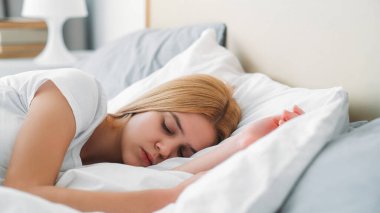Yatak istirahati. Sabah uykusu. Tembel bir gün. Genç barışçıl kız rahat bir odada yumuşak yastıkta uyur uyur rahatlar..