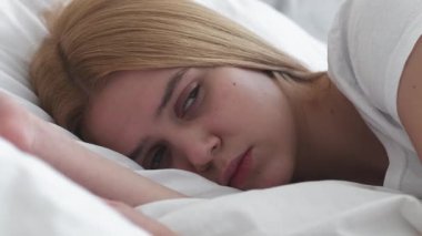 Uykulu bir sabah. Sinir bozucu alarm. Erken yorgunluk. Depresyondaki kızın uyanması kafası karışık. Yatak odasındaki telefona bakmaktan yorgun düşmüş..