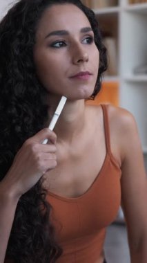 Dikey video. İlham yazıyorum. Düşünce fikri. Yaratıcı şiir. Düşünceli, gülümseyen kadın, not almayı düşünüyor..