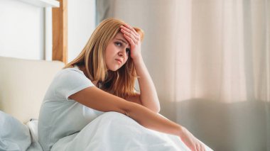 Migren rahatsızlığı. Kötü bir sabah. Genç, bunalımlı, hasta hisseden, alnına dokunan, ateşini kontrol eden, fotokopi odası olan genç bir kız..