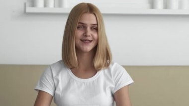 Çevrimiçi etkili. Medya işgali. Heyecanlı, kendinden emin, genç bir blog yazarı gülümseyen, konuşan parlak odada çekim yapan videoları anlatıyor..