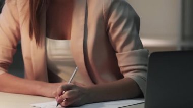 Ev ödevi. Çevrimiçi öğrenme. Üniversite yaşam tarzı. İş yerindeki tanınmayan iş kadını el yazısı notları ve dizüstü bilgisayar sınavı hazırlığı.