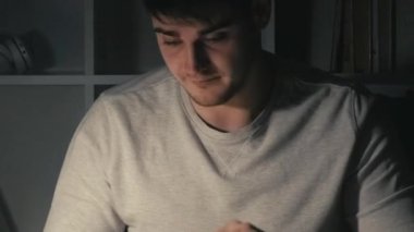 Masa uyuyor. Son teslim tarihi yorgunluğu. Tembel gece. Çok çalışan kafası karışmış bir iş adamı masada uyukluyor. Laptopunu açıyor. Koyu renkli ev ofisinde çay içiyor..