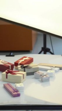 Dikey video. Yaratıcı fotoğrafçılar. Sahne arkasına ateş et. Profesyonel işyeri kadınları fotoğraf stüdyosunda fikirleri tartışıyor sanat yaşam tarzı hediye kutuları fotoğraf düzenleme.