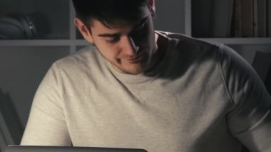 Yorucu bir iş. Gece yorgunluğu. Serinletici iş. Çok çalışan, uykulu, yorgun iş adamı laptopta yazı yazıyor, geç saatlere kadar koyu ofiste kahve içiyor..