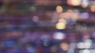 Bokeh ışığı. Şenlik arka planı parıldıyor. Tatil partisi sim süslemesi. Odaklanmamış mavi turuncu daireler parlak bulanık hareket.