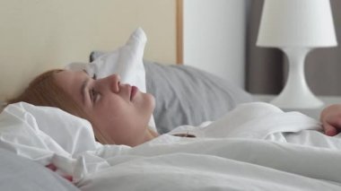 İyi sabahlar. Uyum motivasyonu. Yeni bir gün. Pozitif ilham kaynağı kaygısız kız uyandığında yatak odasındaki perdeyi açan enerjiyi hisseder..