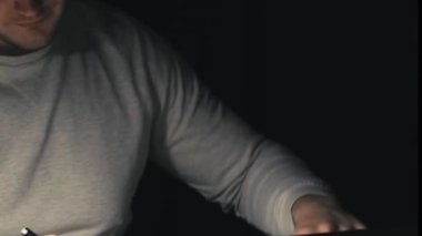 Yaratıcılık krizi. Fikir araması. İlham kaybı. Stresli, umutsuz, uykulu bir adam karanlık odada kâğıdın üstünü çiziyor..