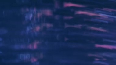 Yağmur damlası etkisi. Bokeh ışıkları. Şehir ışıltısı. Görüntü hareketi. Gece mavi yanardöner soyut arkaplan üzerinde odaksız pembe mor renk titreşimli parçacıklar deseni.