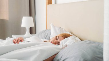 Tembel konfor. Bedava gün. Kaygısız bir sabah. Rahatlamış, rahat bir genç kız uyuyor. Evde rahat bir yatakta dinleniyor..