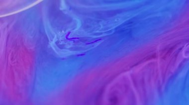 Gradyan boya. Fantezi mürekkebi. Parlak bir sıvı. Odaklanmamış mavi mor renk pürüzsüz parlak dumanlı emülsiyon parlaklık parçacıkları jel akış hareketi soyut sanat arka planı