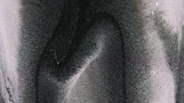 Gümüş parıltı. Metalik doku. Bulanık gri renkli parlak partiküller lüks sıvı mürekkep akışı soyut sanat arka planı.