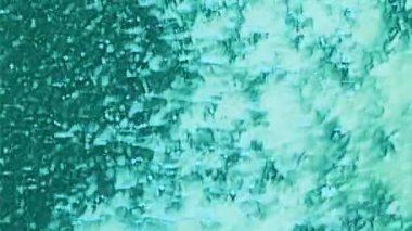 Piksel dalgası. Kabarcık dokusu. Köpüklü sıvı. Su hareketinde akan mavi damlalar köpüklü sıvı dinamik soyut arkaplan.