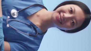 Dikey video. Profesyonel doktor. Tıbbi bakım. Kendine güveni tam bir kadın terapist hastaya gülümsüyor..