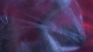 Dikey video. Kurtar kendini. Bulanık siluet. Kendine güveni tam genç bir kız soyut plastik kabuğu kırıyor duygusal olarak yeniden doğuyor..