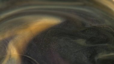 Lüks mürekkep. Parıldayan boya. Odaklanamayan siyah altın rengi yüzen şeffaf yağ kabarcıkları ışıldayan parçacıklar parıltı emülsiyon hareketi soyut sanat arka planı.