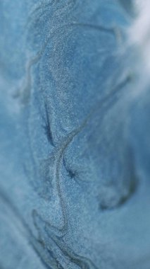 Parıltı akıyor. Odaklanmış sıvı emülsiyon. Bulanık mavi renk parıltılı desen boya karışımı sıçratma dalgası soyut sanat arkaplanı.