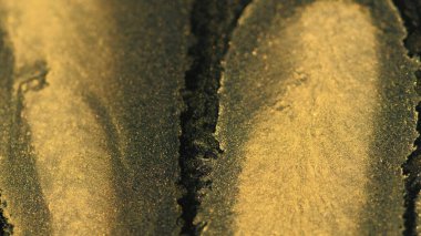 Parlak. Boya akışı. Odaklanmamış altın sarısı gümüş rengi ışıltılı sıvı, pırıl pırıl, lüks sıvı karışımı ıslak doku, soyut sanat arkaplanı Bokeh.
