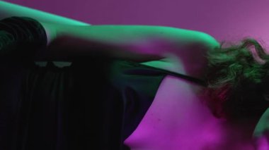 Dikey video. Jest yok. Flört eden bir kadın. Çekici burlesk bayan zarif kokteyl elbisesi. Hayranı durdurup parmak şıklatmayı kes. Dil sallamayı kes..