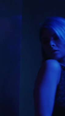 Dikey video. Neon silueti. Bulanık yansıma. Çift pozlama ışık içsel acı kadın acı gizleme zihinsel sorun odak dışı.