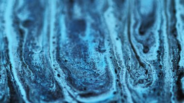 Işıl ışıl parlayan jel akışı. Heceleyen mavi boya ile siyah renk sanat, parlak soyut su dalgası arkaplanı..