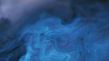 Parlak bulanık boya. Mavi mürekkep. Işıldayan sıvı pigment akış dalgası derin deniz rengi karışım mistik karanlık soyut sanat arka planı.