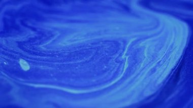 Mürekkep hareketi. Parıltı emülsiyonu. Odaklanmamış mavi sıvı şerit dalgalar gök mavisi karışımı, soyut, parıldayan sanat dokusu, ışıl ışıl arka plan..
