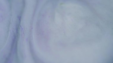 Mürekkep emülsiyonu ışıl ışıl. Soyut mavi karışım arkaplan mor beyaz renk sıvı akış parlak parlak parçacıklar yaratıcı pigment hareketi.