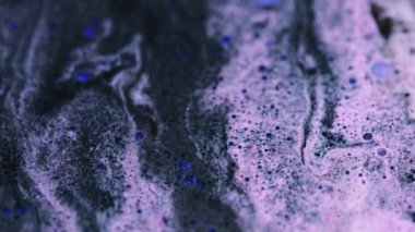 Mermer mürekkep. Parıldayan sıvı. Odaklanmamış siyah gri mavi renkli ışıldayan parçacıklar ıslak boya, parlak yağ damlaları akış hareketi soyut sanat arkaplanı.