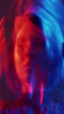 Dikey video. Zihin bölünmesi. Silueti çıkarılmış. Neon kırmızı ışık kadın zihinsel korku bariyeri tuzağı parlak yansıma odak dışı iki kez maruz.