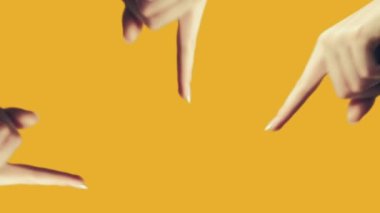 Boş uzay çemberi turuncu üzerinde izole edilmiş metin için merkezi daire reklam arka planına el işareti.