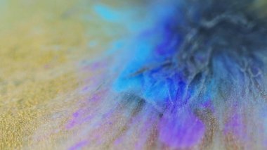 Parlak mürekkep. Boya suyu sıçraması. Odaklanamayan mavi altın rengi parıldayan parçacıklar sıvı akışı soyut sanat arkaplanı.