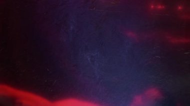 Dikey video. Üzgün kız. Silueti çıkarılmış. Yalnız başına yürüyen, koyu neon kırmızısı bir çocuk. Odak bulanıklığından çıkmış kırışık plastik bir desen üzerinde..