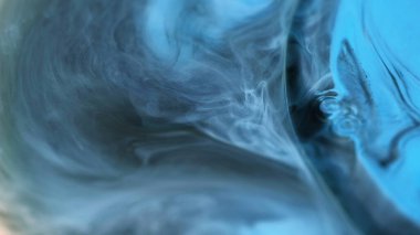 Dumanlı boya. Yağ mürekkebi. Odaklanmamış gri renk dökülmüş metalik parlak sıvı mistik buhar yüzen su damlaları jel emülsiyonu soyut sanat arka planı.