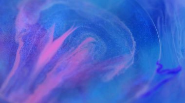 Parlak mürekkep. Fantezi boyası. Parlak bir sıvı. Odaklanmamış mavi mor renk pürüzsüz parlak dumanlı emülsiyon parlaklık parçacıkları jel akış hareketi soyut sanat arka planı