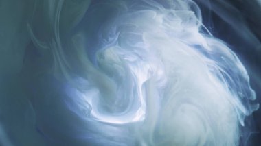 İpek bulut. Duman girdabı. Odaklanmamış mavi beyaz renkli parlayan sis yüzen boya suyu ruhani soyut sanat arkaplanı..