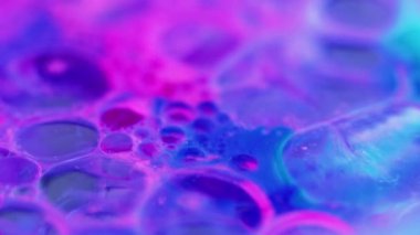 Köpük sıvısı. Islak köpük. Odaklanmamış neon pembe mavi renk simli yağ emülsiyon deseni boya su karışımı hareket soyut sanat arkaplanı.