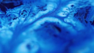 Mürekkep döküldü. Sıvı karışımı. Odaklanmamış mavi renk ıslak akrilik emülsiyon karışık dalga akış mermer desen soyut sanat arka planı.