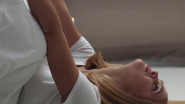 Dikey video. Umutsuzluk yorgunluğu. Hayat yorgunluğu. Zayıflık endişesi. Umutsuzluğa kapılmış depresif kız yüzünü ovuşturuyor evdeki kanepede baş ağrısı çekiyor..