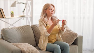 Hamilelik başarısız. Üzgün kadın. Hayal kırıklığı. Umut dolu bayan tıbbi testin sonucunu arıyor..