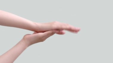 Dikey video. Alkışlayan eller. Tebrik ederim. Övgü dolu. Memnuniyet jesti. Gururlu kadın boş bir arkaplanda izole bir şekilde alkışlıyor..