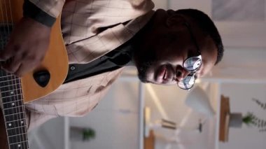 Dikey video. Şarkı söyleme hobisi. Yetenekli bir müzisyen. Profesyonel gitarist. Evde akustik enstrüman çalan duygusal samimi erkek vokalist..
