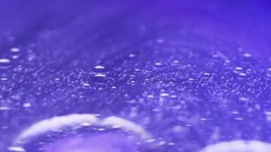 Yağ kabarcıkları. Serum jeli. Odaklanmamış neon mavisi simler şeffaf emülsiyon dokusu boya su karışımı hareket soyut sanat arkaplanı.