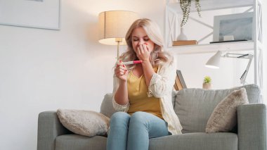 Hamilelik beklentisi. İlham verici bir kadın. Beklenmedik haberler. Test sonucunu beklerken sevindiğini ifade eden mutlu bayan koltuğun iç tarafında oturuyor..
