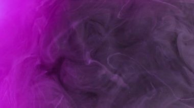 Işıltılı sis girdabı. Mürekkep su sıçratır. Odaklanmamış pembe renk parıldayan doku buharı girdap hareketi soyut sanat arkaplanı.
