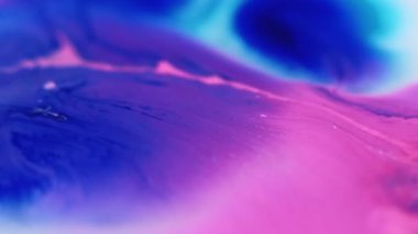 Boya sıçraması. Sıvı dökülmesi. Odaklanmamış neon mavisi renk gradyan emülsiyon dokusu akrilik sıvı dalga hareketi soyut sanat arkaplanı.