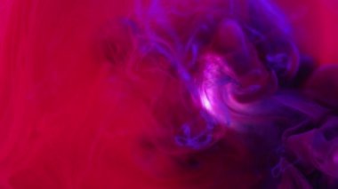 Su karışımı boya. Sis girdabı. Odaklanmamış parlak kırmızı pembe pembe, parlayan sis dokusu dalga hareketi soyut sanat arkaplanı.