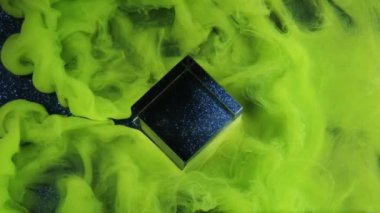 Yeşil sis. Suyu boya. Siyah renkli obsidiyan parlak kübü, kozmik kıvılcım parıltısı arka plan sanat akışı, yeşil buhar, hareketin soyut serbest alanı ortaya çıkardığını gösteriyor..